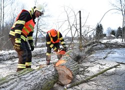 Vítr a sníh zaměstnal záchranáře v celém kraji